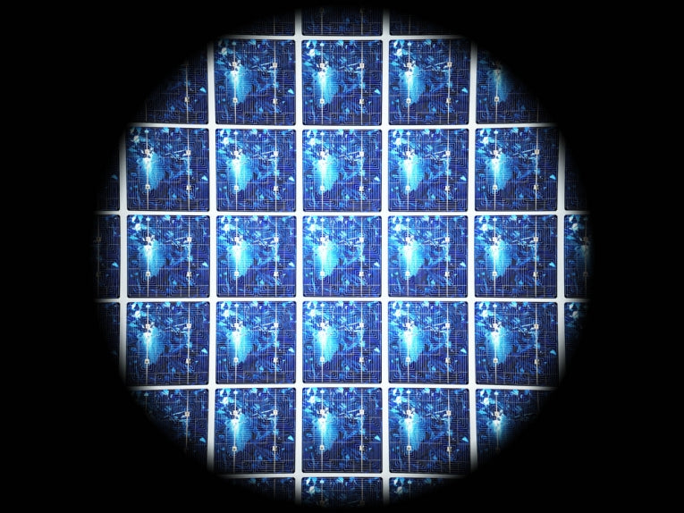 Rivals team up on solar cell project